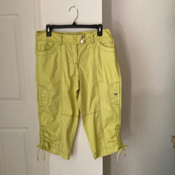 Ann Taylor Loft lime green cargo cropped pants. - Picture 1 of 1